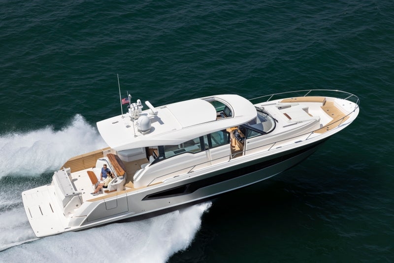 EX 60 Exterior | Hull Color: Platinum